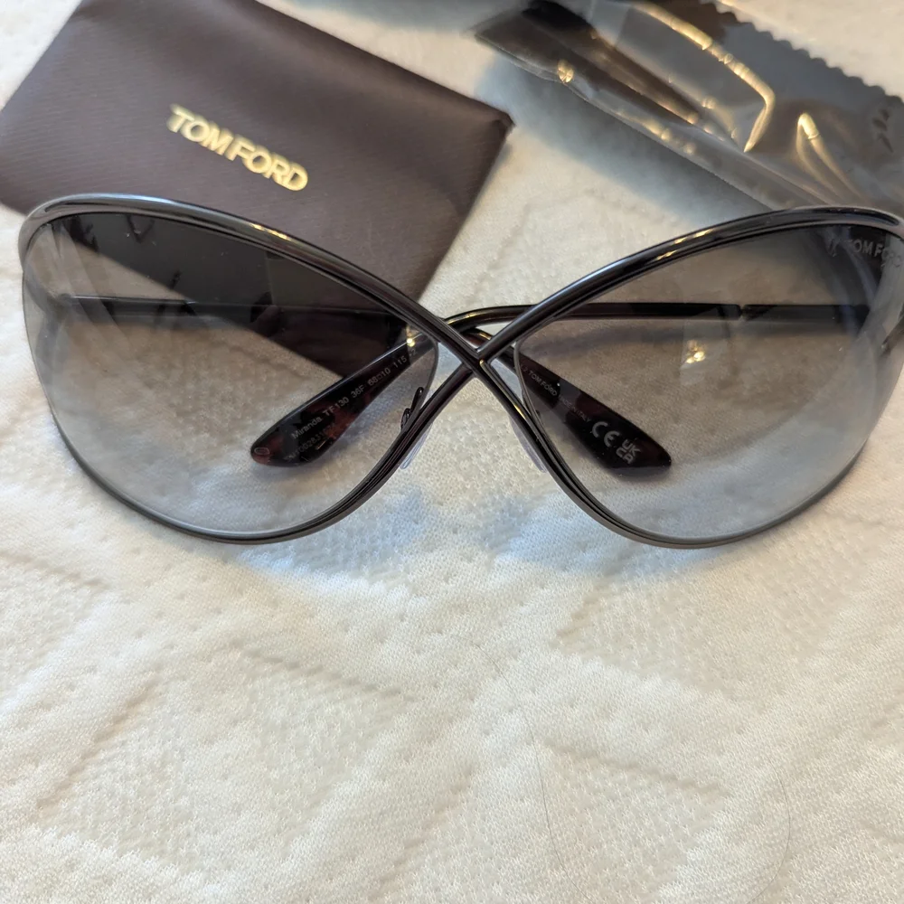 Tom Ford Women's Gunmetal Frame Gray Gradient Lens Sunglasses - Picture 2 of 2